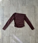 Manga larga asimétrica con frunce