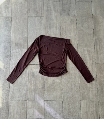 Manga larga asimétrica con frunce